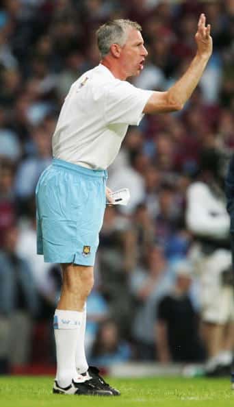 LONDON - MAY 18: Manager Alan Pardew, of West Ham United, shouts at his players during the Nationwide Division One play-off second leg match between West Ham United and Ipswich Town at Upton Park, on May 18, 2004 in London. (Photo by Phil Cole/Getty Images)