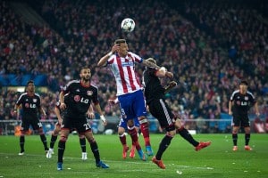 MADRID, SPAIN - MARCH 17: Mario Mandzukic of Atletico de Madrid wins the header after Lars Bender of Bayer 04 Leverkusen during the UEFA Champions League round of 16 second leg match between Club Atletico de Madrid and Bayer 04 Leverkusen at Vicente Calderon Stadium on March 17, 2015 in Madrid, Spain. (Photo by Gonzalo Arroyo Moreno/Getty Images)