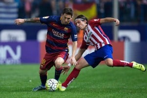 MADRID, SPAIN - SEPTEMBER 12: Lionel Messi (L) of FC Barcelona competes for the ball with Filipe Luis (R) of Atletico de Madrid during the La Liga match between Club Atletico de Madrid and FC Barcelona at Vicente Calderon Stadium on September 12, 2015 in Madrid, Spain. (Photo by Gonzalo Arroyo Moreno/Getty Images)