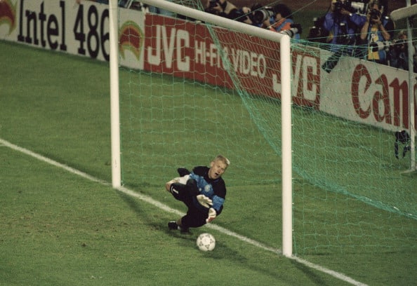  Peter Schmeichel mod Holland i 1992 EM semifinalen (Photo by Simon Bruty/Allsport/Getty Images)
