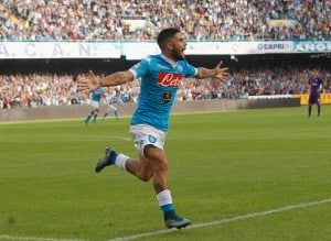 NAPLES, ITALY - OCTOBER 18: Lorenzo Insigne of Napoli celebrates after scoring the opening goal during the Serie A match between SSC Napoli and ACF Fiorentina at Stadio San Paolo on October 18, 2015 in Naples, Italy. (Photo by Maurizio Lagana/Getty Images)