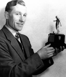 Trautmann, Bert - Fußballspieler, mit der Trophaee als 'Fußballer des Jahres in England 1956'