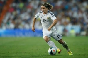MADRID, SPAIN - AUGUST 18:  Luka Modric of Real Madrid CF controls the ball during the La Liga match between Real Madrid CF and Real Betis Balompie at Estadio Santiago Bernabeu on August 18, 2013 in Madrid, Spain.  (Photo by Gonzalo Arroyo Moreno/Getty Images)