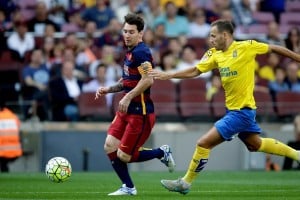 (L-R) Lionel Messi of FC Barcelona, Castellano of Las Palmas during the Primera Division match between FC Barcelona and Las Palmas on September 26, 2015 at Camp Nou stadium in Barcelona, Spain.(Photo by VI Images via Getty Images)