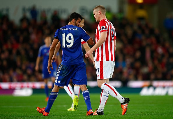 Diego Costa fokuserer på Ryan Shawcross (Photo by Laurence Griffiths/Getty Images)