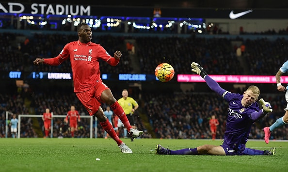 MANCHESTER, ENGLAND - NOVEMBER 21:  (THE SUN OUT, THE SUN ON SUNDAY OUT) Christian Benteke of Liverpool has his shot saved by Joe Hart of Manchester City during the Barclays Premier League match between Manchester City and Liverpool at Etihad Stadium on November 21, 2015 in Manchester, England.  (Photo by Andrew Powell/Liverpool FC via Getty Images)