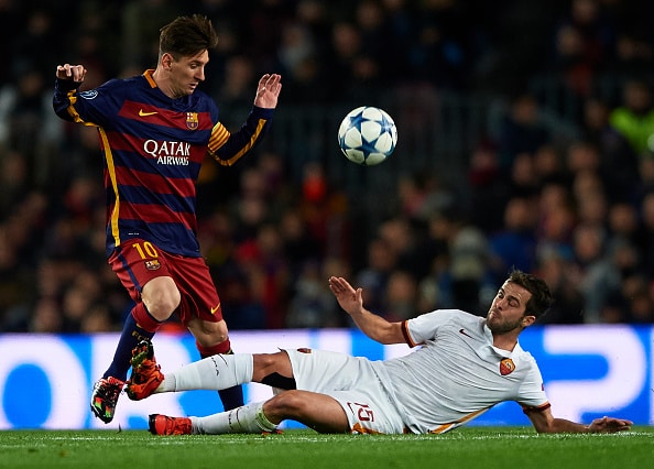 Lionel Messi bliver tacklet af Miralem Pjanic.