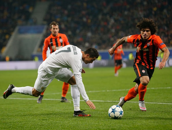 Cristiano Ronaldo på vej mod et fald i onsdagens kamp mod ukrainske Shakhtar Donetsk. (Getty Images)