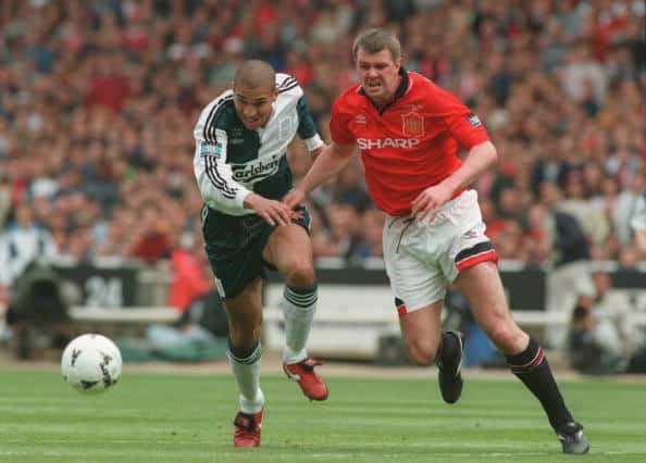 Stan Collymore (Liverpool) i kamp mod Gary Pallister (United). [Getty Images]