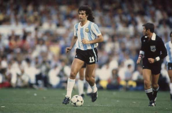 Aug 1978: Mario Kempes of Argentina in action during the world cup match against Belgium in Buenos Aries, Argentina. Mandatory Credit: Steve Powell/Allsport