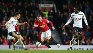 Nabil Bentaleb og Emmanuel Adebayor fra Tottenham mod Manchester Uniteds Wayne Rooney. [Getty Images]