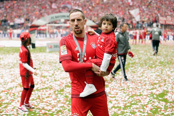 Franck Ribery ses her fejre titlen mod Mainz, med sit barn. (Getty Images)