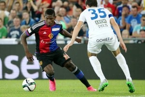 BASEL, SWITZERLAND - AUGUST 05: Breel Embolo of FC Basel (L) plays the ball under pressure from Marcin Kaminski of KKS Lech Poznan during the UEFA Champions League third qualifying round 2nd leg match between FC Basel 1893 and KKS Lech Poznan at St. Jakob-Park on August 5, 2015 in Basel, Switzerland. (Photo by Philipp Schmidli/Getty Images)