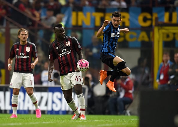 Balotelli i aktion mod Inter, Milans største rival. (Getty Images)