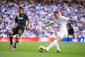 MADRID, SPAIN - SEPTEMBER 19: Denis Cheryshev (R) of Real Madrid CF competes for the ball with Rene Krhin (L) of Granada CF during the La Liga match between Real Madrid CF and Granada CF at Estadio Santiago Bernabeu on September 19, 2015 in Madrid, Spain. (Photo by Gonzalo Arroyo Moreno/Getty Images)