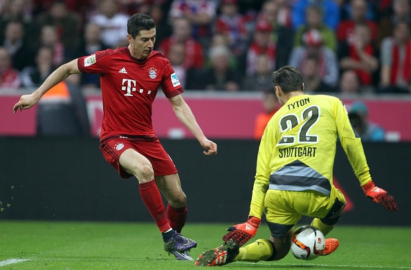 Robert Lewandowski brænder en chance mod Stuttgart. (Getty Images)