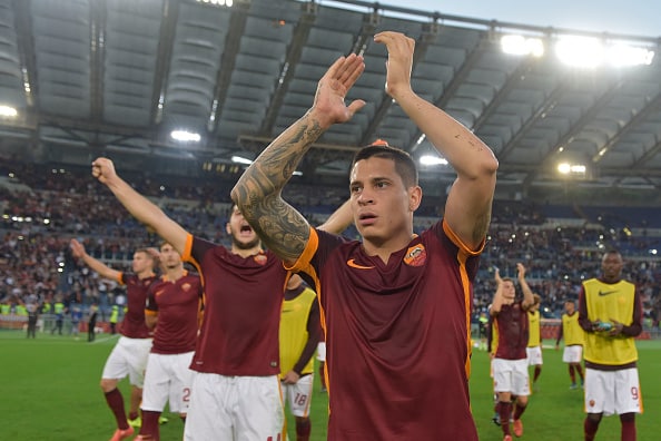ROME, ITALY - NOVEMBER 08:  Juan Manuel Iturbe of AS Roma celebrates the victory after the Serie A match between AS Roma and SS Lazio at Stadio Olimpico on November 8, 2015 in Rome, Italy.  (Photo by Luciano Rossi/AS Roma via Getty Images)
