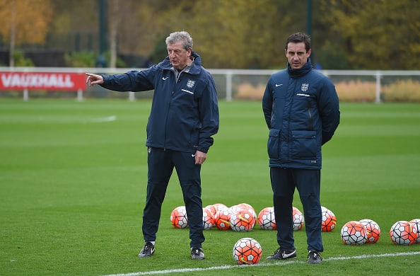 Her ses Roy Hodgson (til venstre) ved siden af Valencias nye træner Gary Neville (til højre).  (Getty Images)