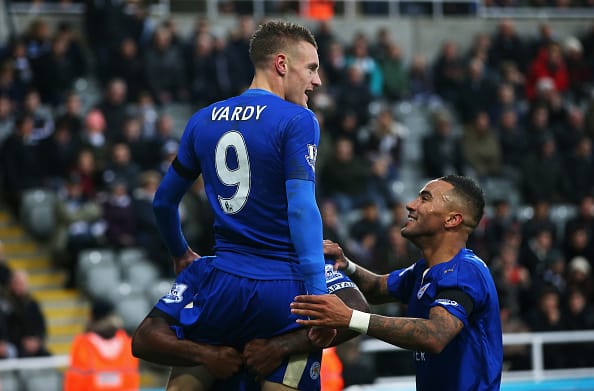 NEWCASTLE UPON TYNE, ENGLAND - NOVEMBER 21: Jamie Vardy of Leicester City celebrates scoring his team's first goal with his team mates during the Barclays Premier League match between Newcastle United and Leicester City at St James' Park on November 21, 2015 in Newcastle upon Tyne, England.  (Photo by Ian MacNicol/Getty Images)