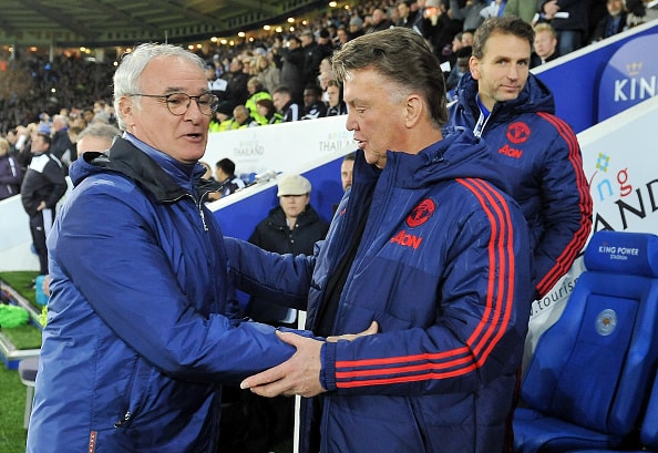 Claudio Ranieri (t.v.) træner for Leicester giver hånd til Louis van Gaal (t.h.) træner for Manchester United. 