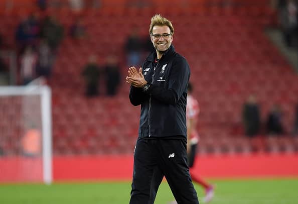 Jürgen Klopp der - med smil - takker de medrejsende Liverpool-fans efter gårsdagen 6-1 sejr på udebane over Southampton. [Getty Images]