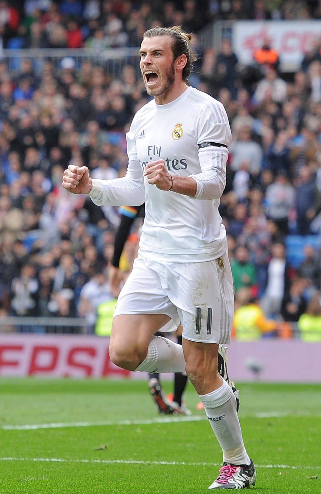 MADRID, SPAIN - DECEMBER 20: (EDITORS NOTE: Retransmission of image #502080034 with alternate crop.) Gareth Bale of Real Madrid celebrates after scoring his team's 2nd goal during the La Liga match between Real Madrid and Rayo Vallecano at estadio Santiago Bernabeu on December 20, 2015 in Madrid, Spain. (Photo by Denis Doyle/Getty Images)