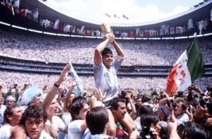 Sport, Football 1986 World Cup Final, Azteca Stadium, Mexico, 29th June, 1986, Argentina 3 v West Germany 2, Argentina's Diego Maradona proudly holds aloft the World Cup trophy amongst masses of fans and photographers  (Photo by Bob Thomas/Getty Images)