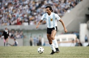 URUGUAY - JANUARY 04: Leopoldo Luque of Argentina in action during the Copa De Oro match between Argentina and Brazil on January 4, 1981 in Montevideo, Uruguay (Photo by Duncan Raban/Allsport/Getty Images)