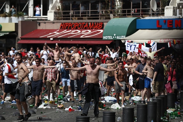 Enlig hooligan angriber fredelige Liverpool-fans: Efter ét slag er han slået ud
